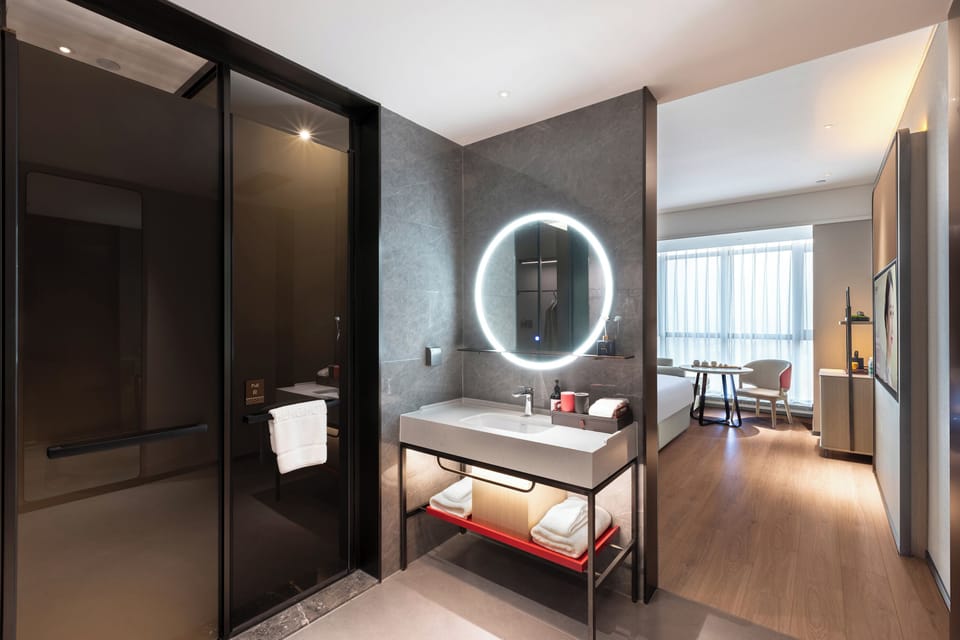 Business Double Room, City View | Bathroom | Shower, rainfall showerhead, designer toiletries, hair dryer
