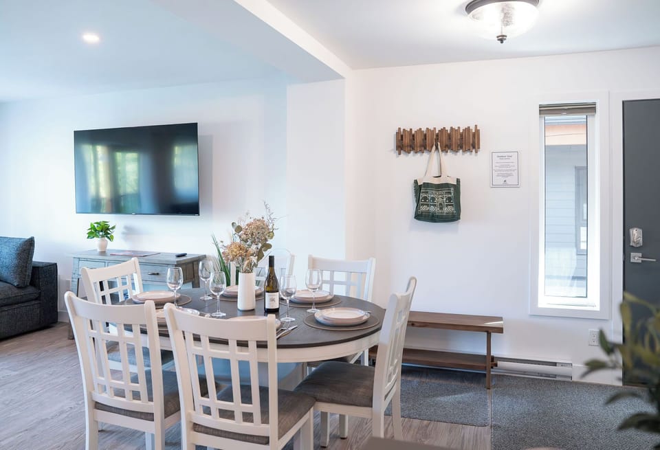 Hardy Summit dining and living room