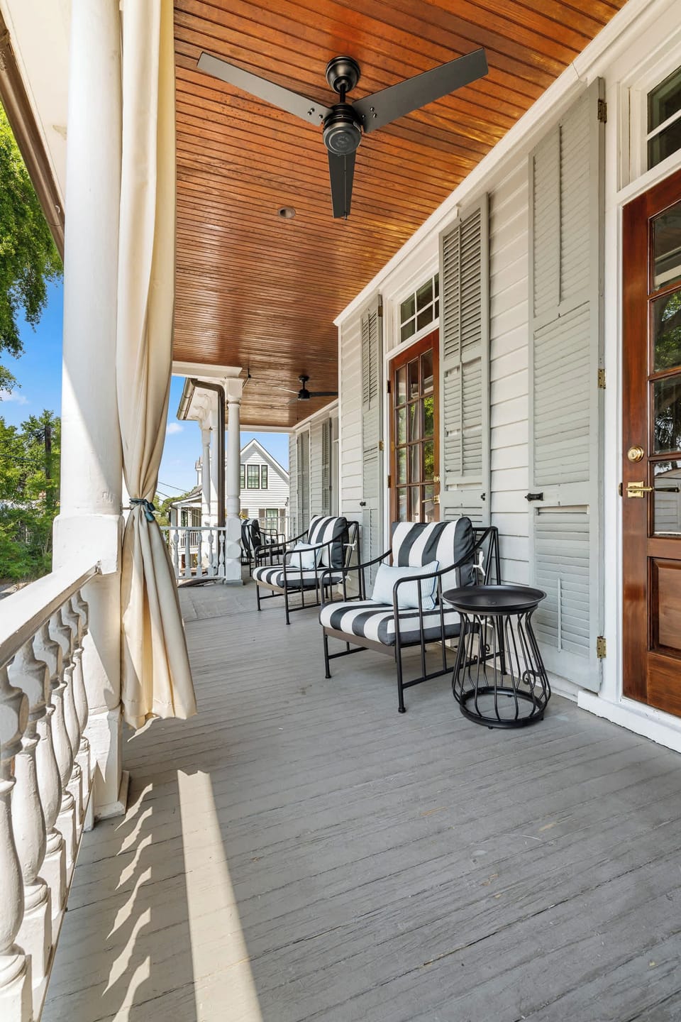 Spacious shared porch w/ seating!