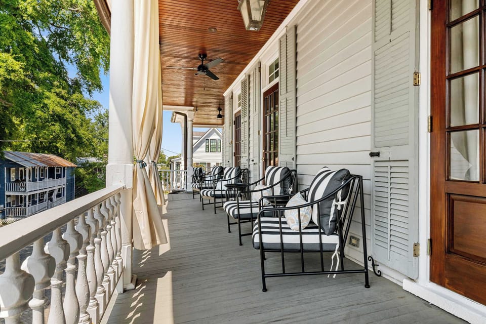 Spacious shared porch w/ seating!