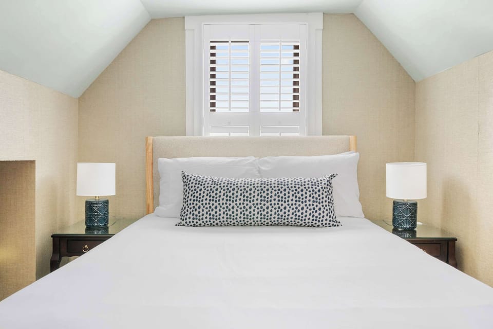 Bedroom 2: Double Bed + TV