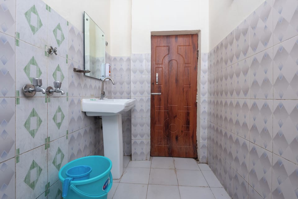 Deluxe Room | Bathroom | Free toiletries, slippers, towels, soap