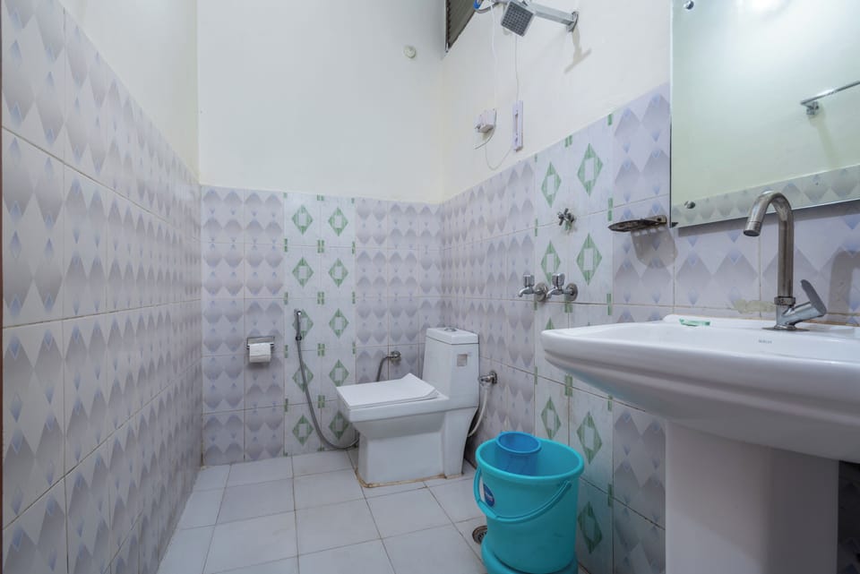Deluxe Room | Bathroom | Free toiletries, slippers, towels, soap