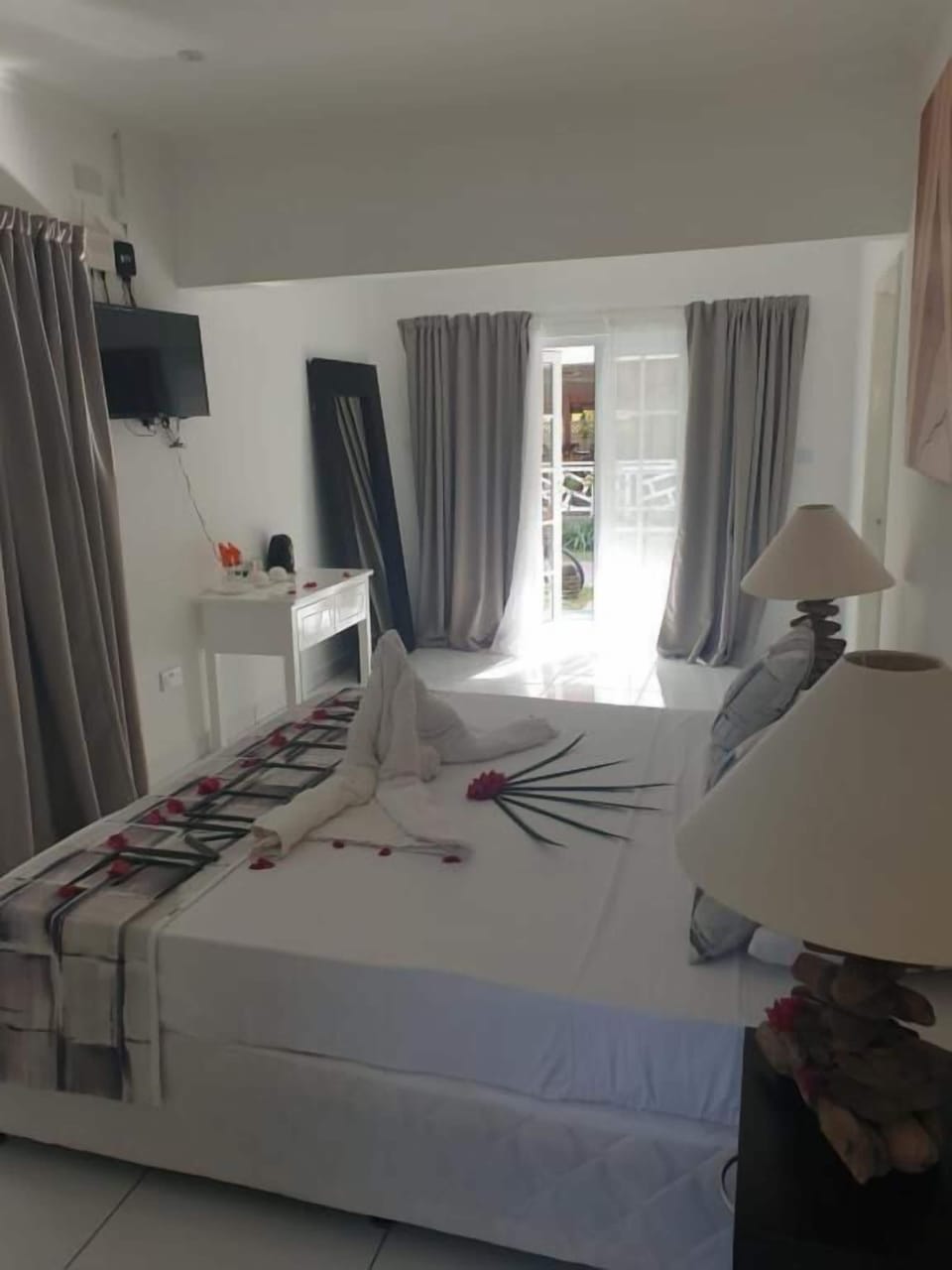 Double or Twin Room | Minibar, in-room safe, desk, WiFi (free)