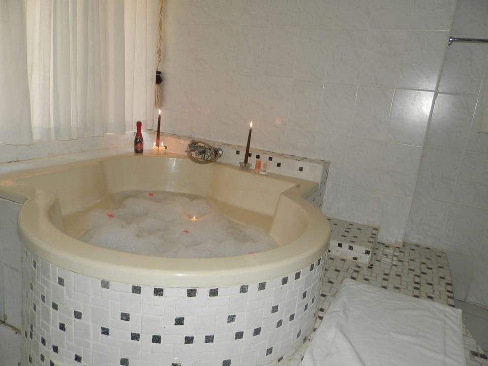 Honeymoon Suite | Deep soaking bathtub