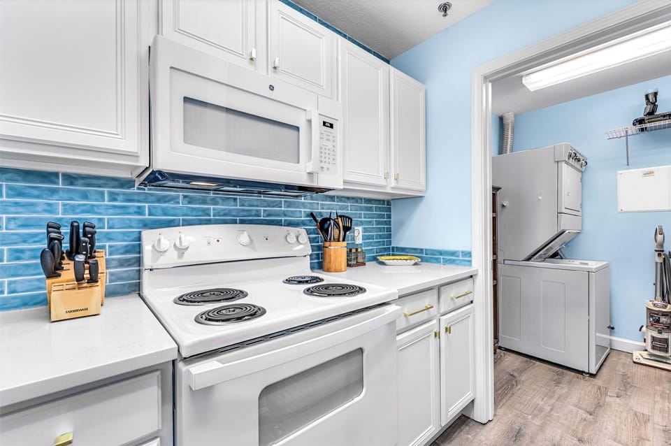 Fully stocked kitchen w/ all major appliances