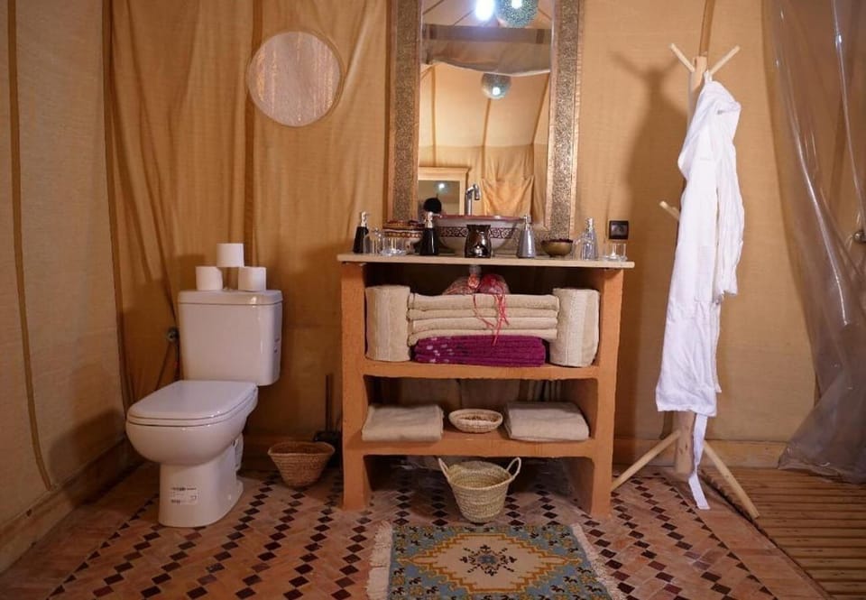 Shower, free toiletries, bathrobes, towels