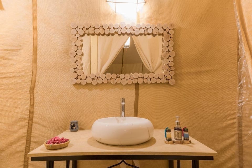 Shower, free toiletries, bathrobes, towels