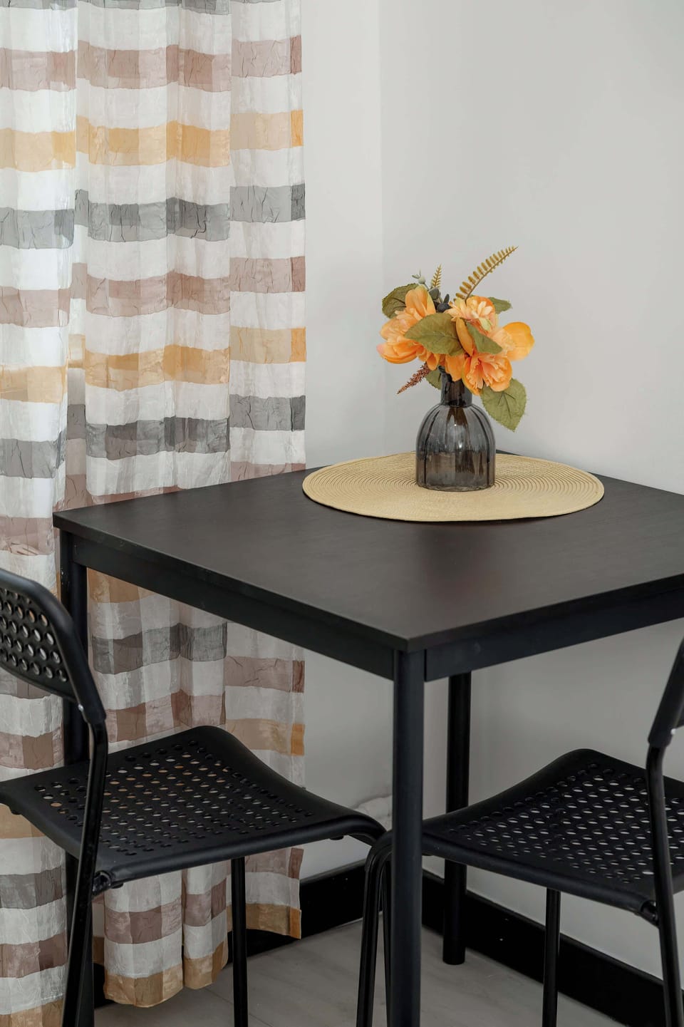 The living area's tasteful furnishings ensure a pleasant stay.