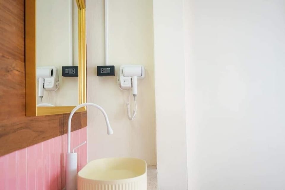 Standard Room | Bathroom | Shower, free toiletries, hair dryer, towels