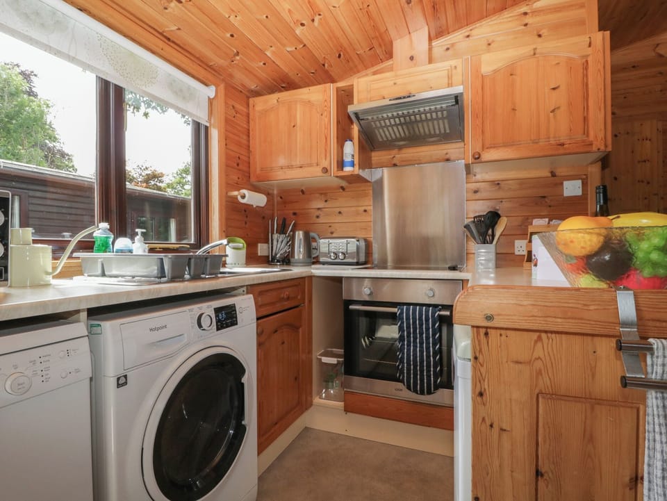Dishwasher, cookware/dishes/utensils