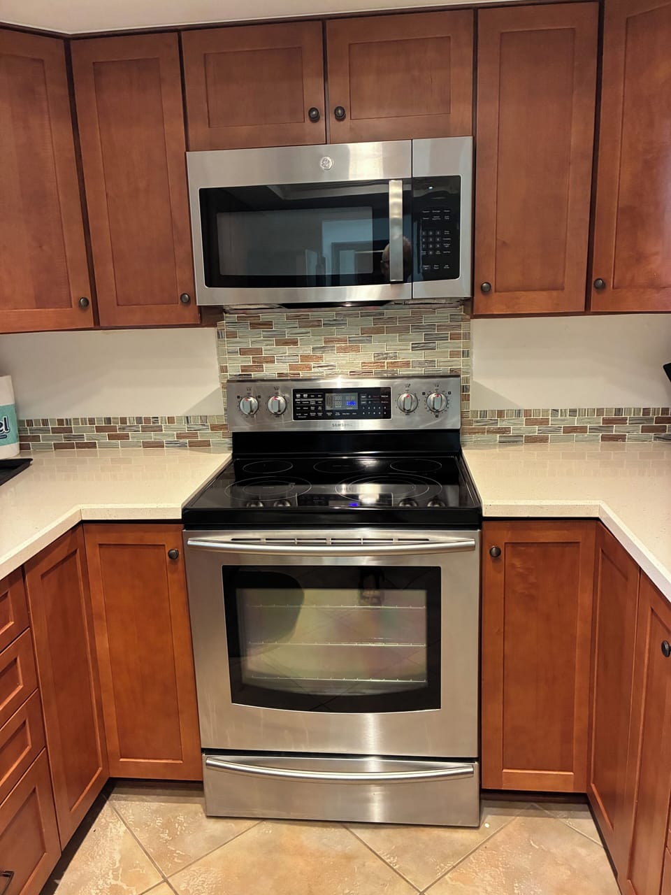 Kitchen: Double oven, and microwave