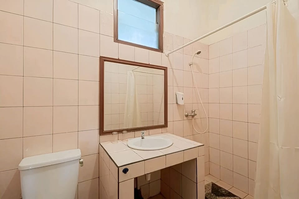 Deluxe Room, Garden View | Bathroom | Soap, toilet paper