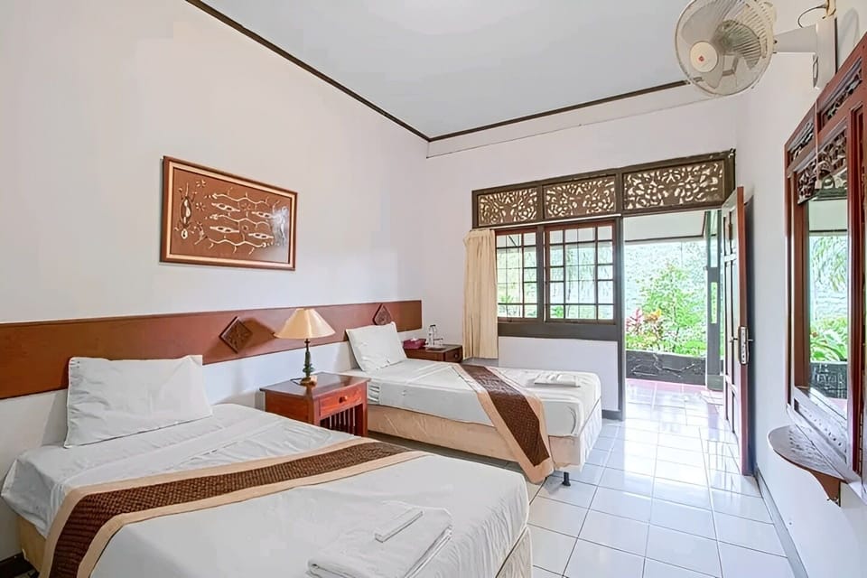 Superior Room, Garden View | Desk