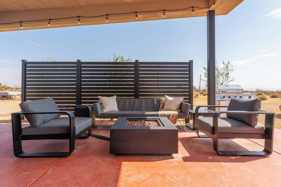 Outdoor conversation firepit area