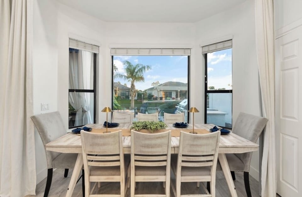 Large dinning area with the lake view