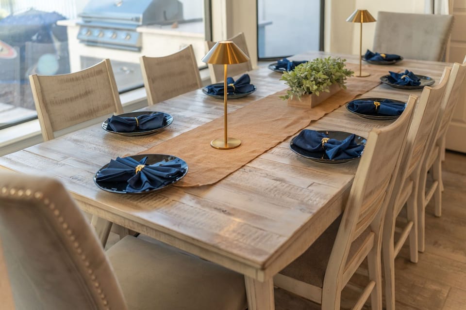 Large dinning table, extra seating can be added