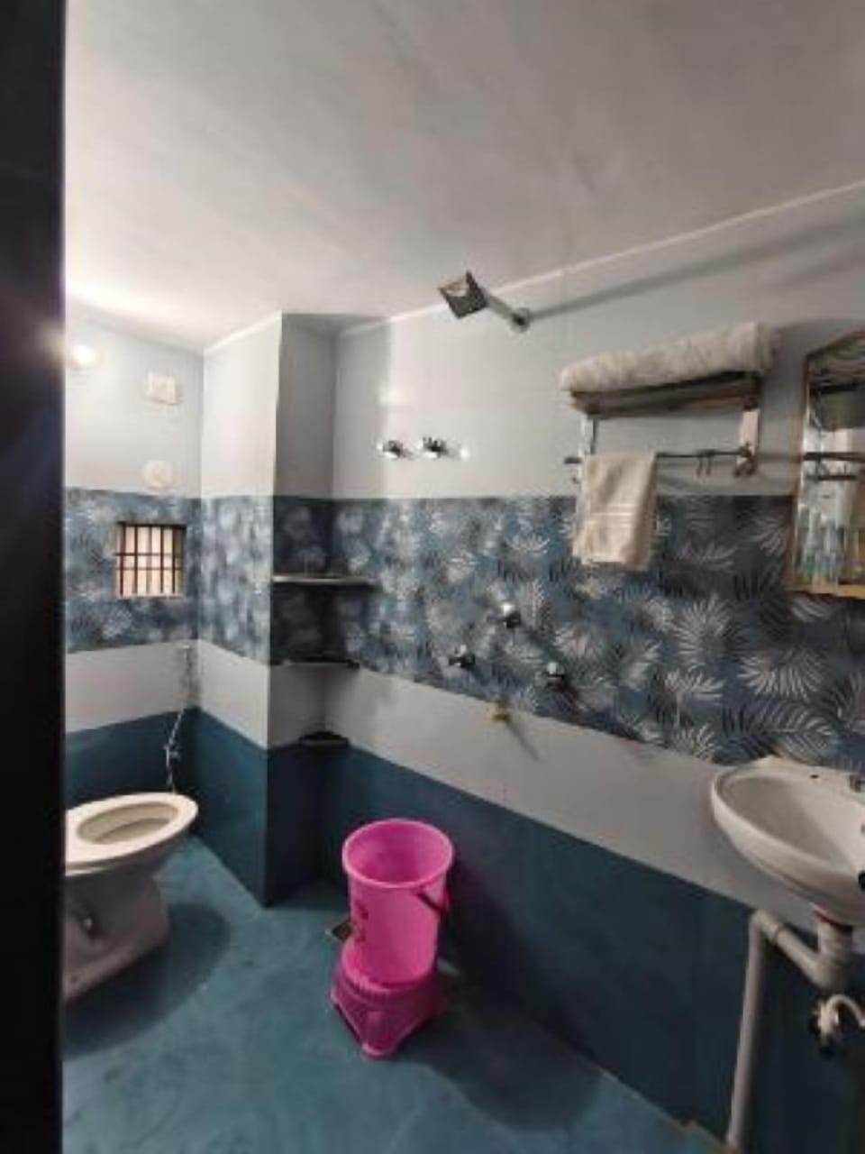 Shower, free toiletries, towels, shampoo
