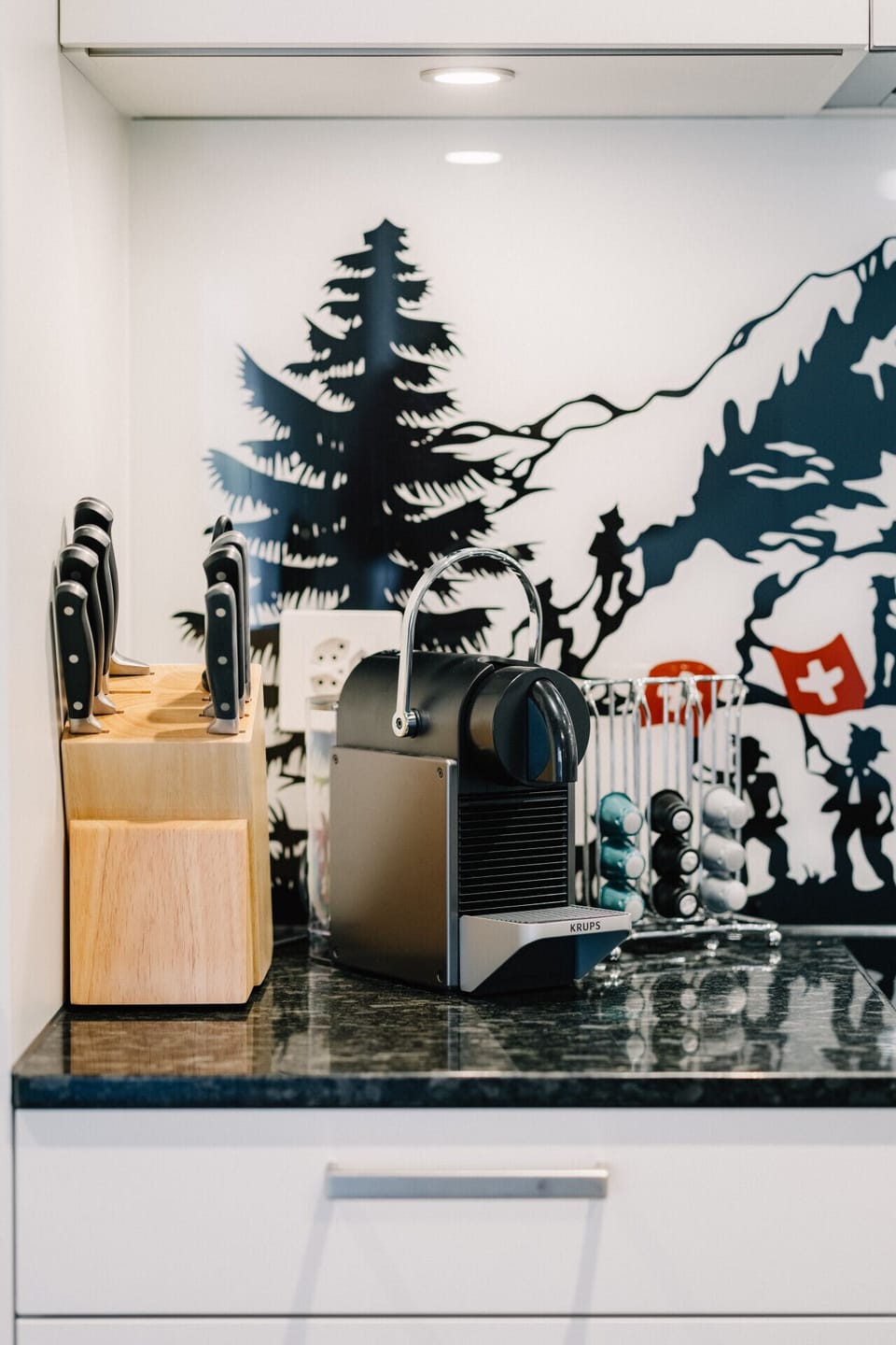 Kaffeemaschine & Messerblock in Küche