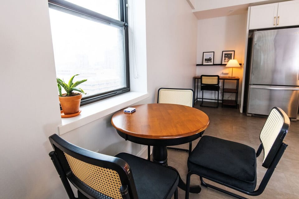 A dedicated workspace designed for clarity and high-speed productivity, so you can own your workday from the heart of the city