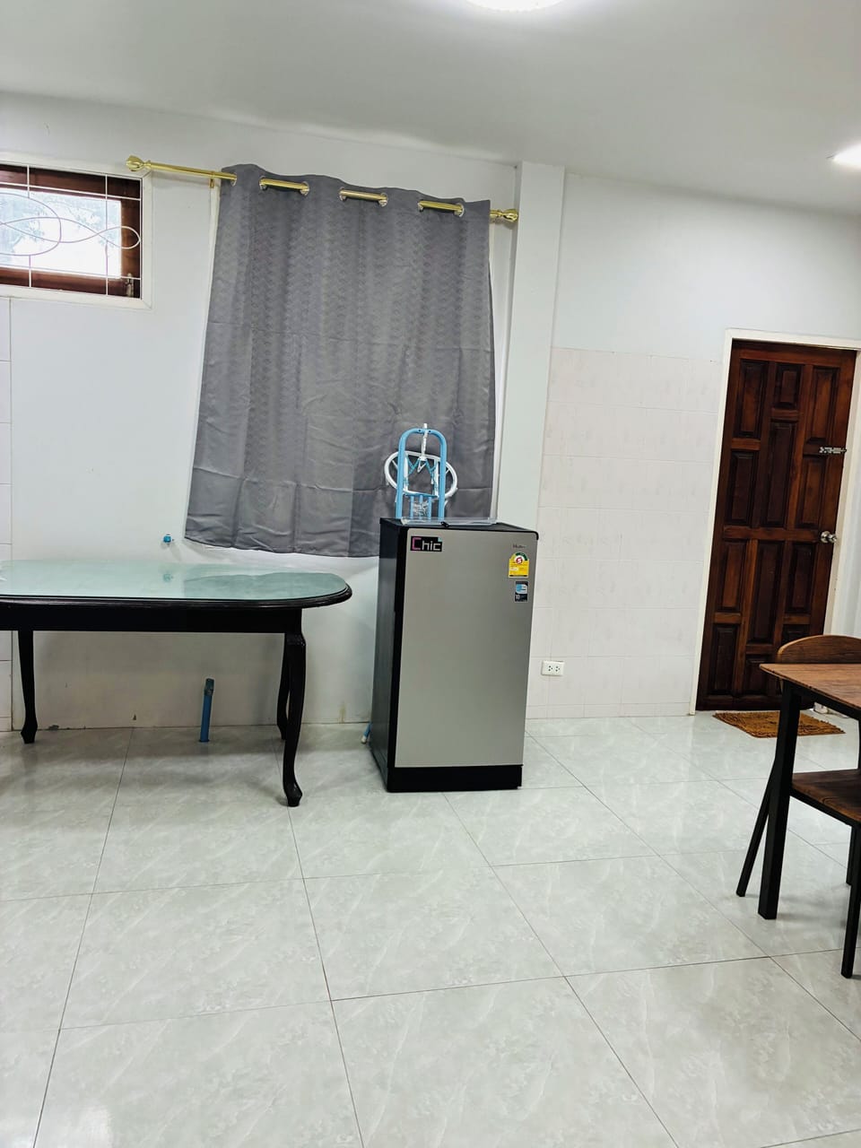 Fridge, microwave, stovetop, electric kettle