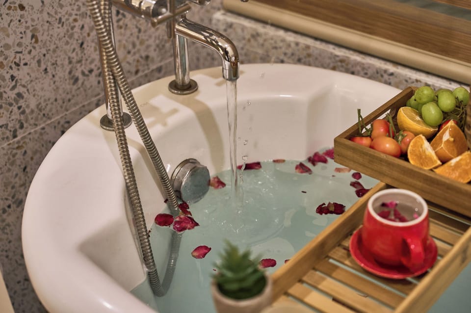 Deluxe Room, Bathtub | Free WiFi