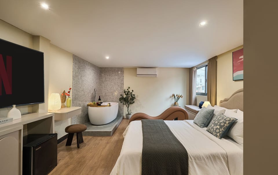 Romantic Room, 1 Bedroom, Bathtub, City View | Free WiFi