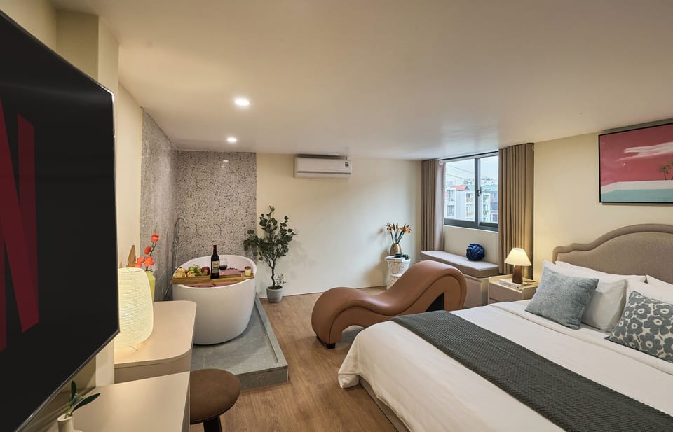 Romantic Room, 1 Bedroom, Bathtub, City View | Free WiFi