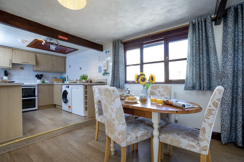 Pillhead Cart Linhay, Bideford: Bright open-plan kitchen and dining space, perfect for relaxed family meals in your countryside escape