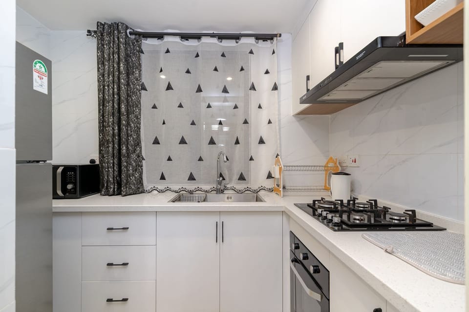 Apartment, 1 King Bed, Kitchen, Pool View | Private kitchen