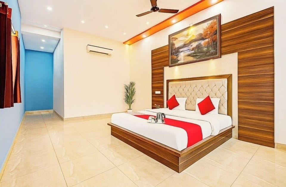 Deluxe Double Room, Air conditioning | Hypo-allergenic bedding, desk, soundproofing, free WiFi
