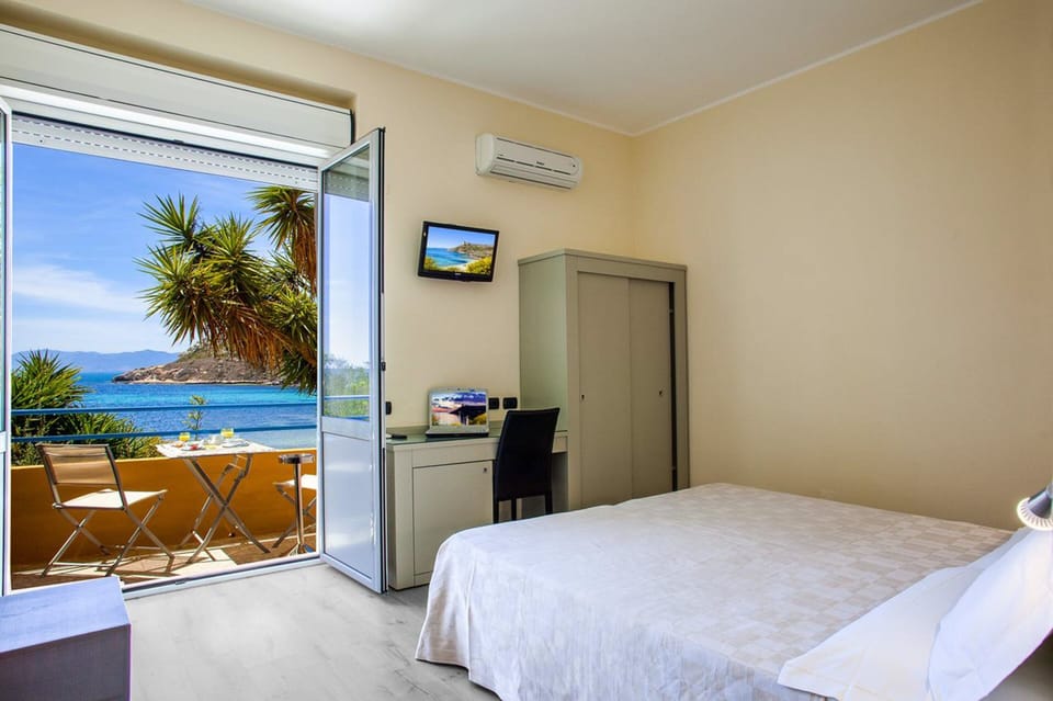 Deluxe Double Room, Sea View | Water view