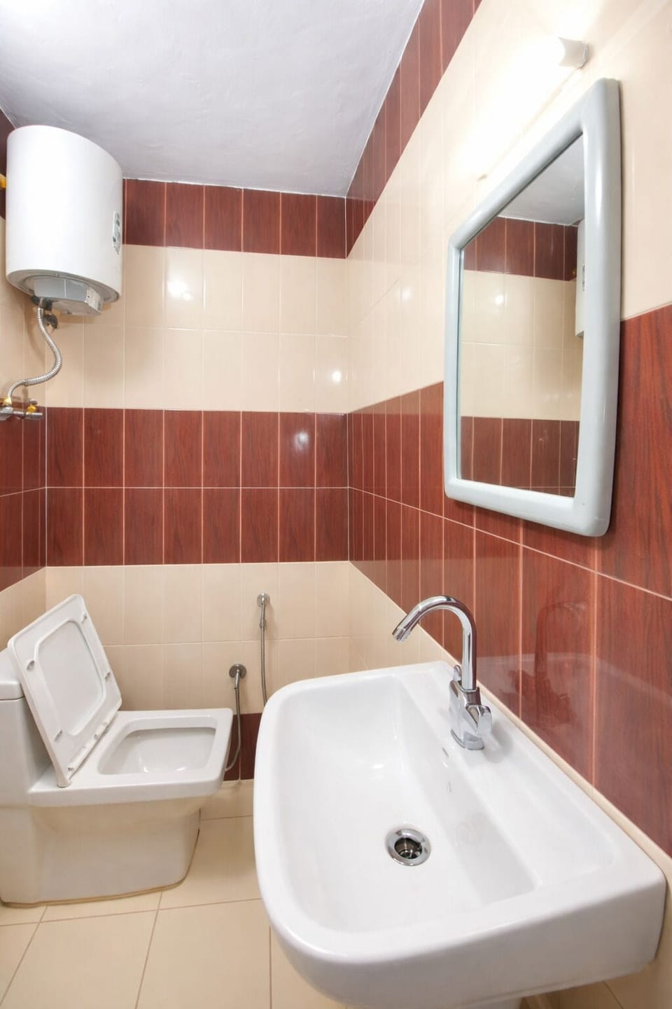 Deluxe Double Room | Bathroom | Shower, rainfall showerhead, slippers, towels
