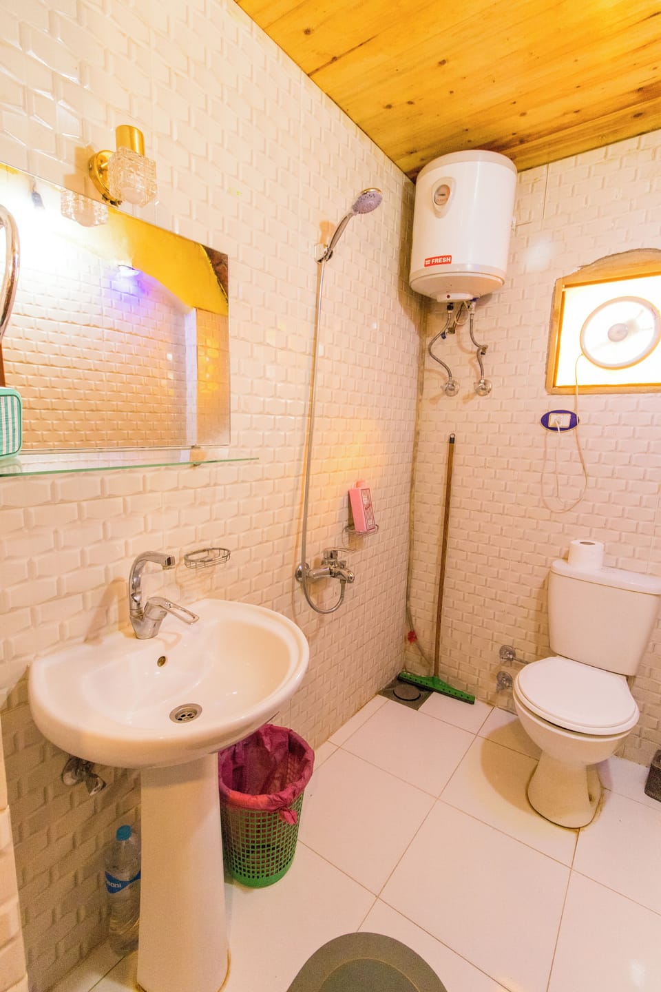 Deluxe Duplex, River View | Bathroom | Towels, soap, shampoo, toilet paper