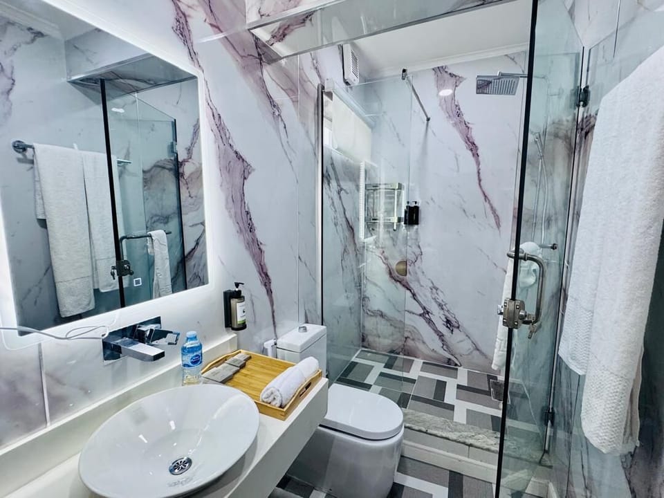 Executive Double Room, Ocean View | Bathroom | Shower, hair dryer, slippers, towels