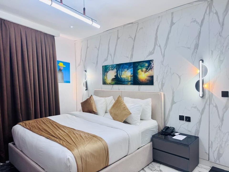 Premier Single Room | Laptop workspace, free WiFi