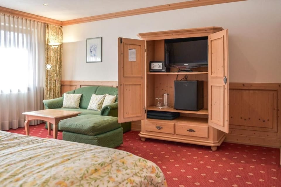 Family Room, Courtyard View | Hypo-allergenic bedding, minibar, in-room safe, desk