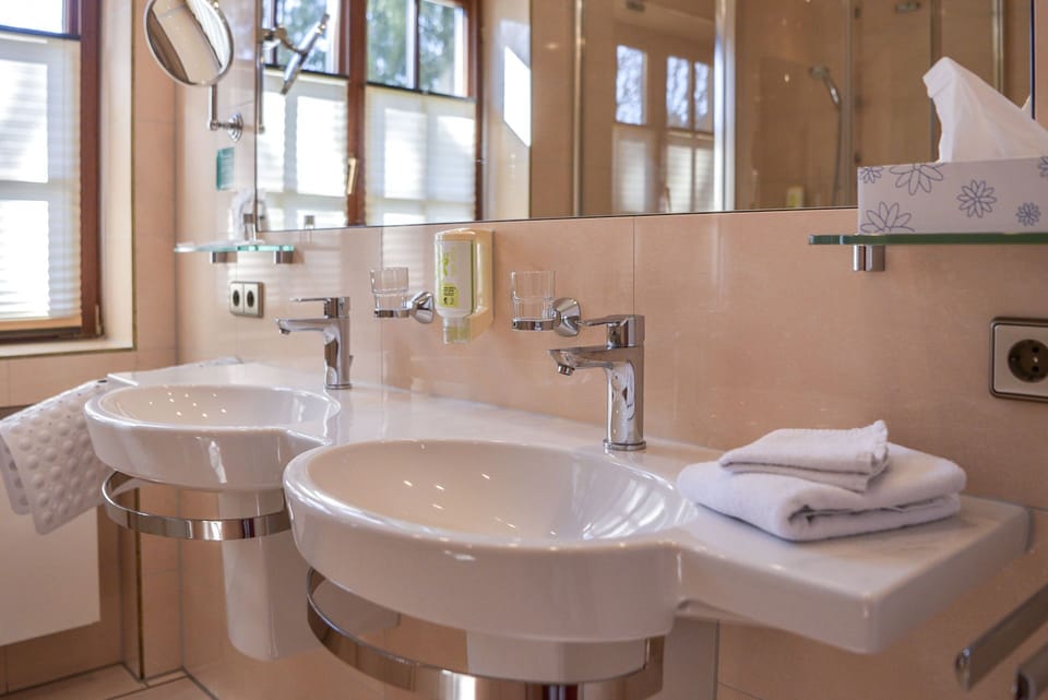 Comfort Single Room, Balcony, Courtyard View | Bathroom | Free toiletries, hair dryer, slippers, towels