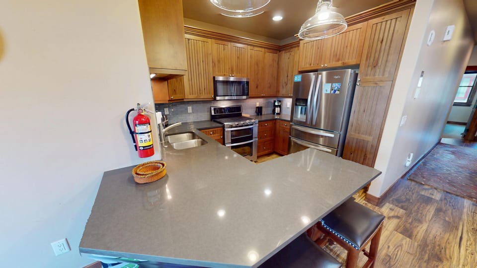 Fully Equipped Kitchen with Island - Fully Equipped Kitchen with Island