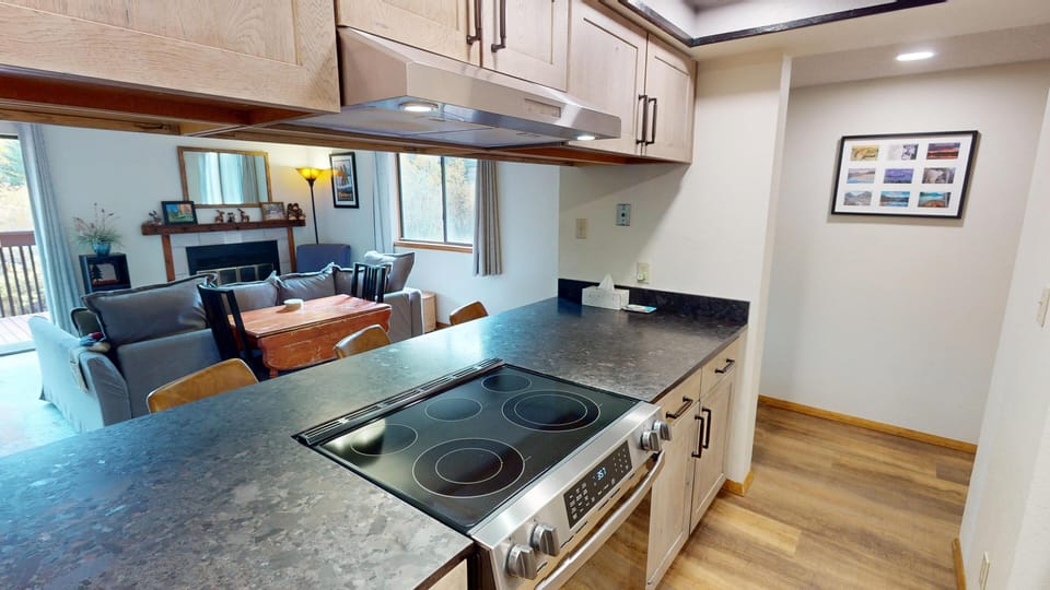 Fully Equipped Kitchen with Granite Counter - Fully Equipped Kitchen with Granite Counter