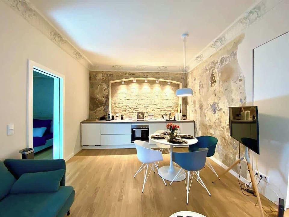 Kitchen with Dishwasher and Washingmachine