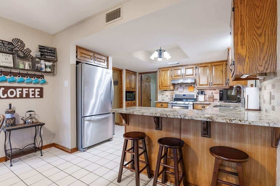 Breakfast Bar w/ Stools