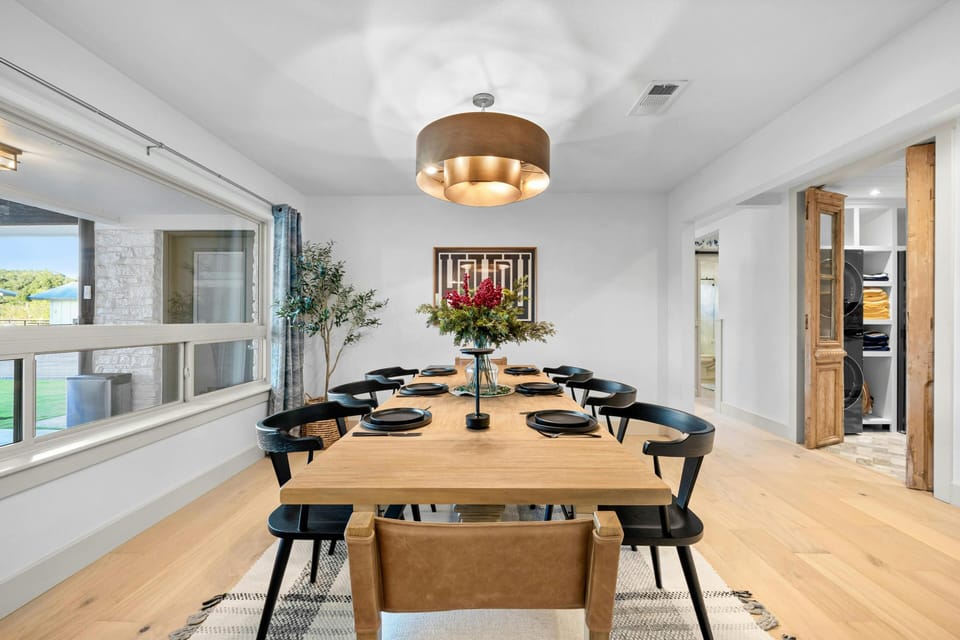 Dining Area – seats 8 comfortably.