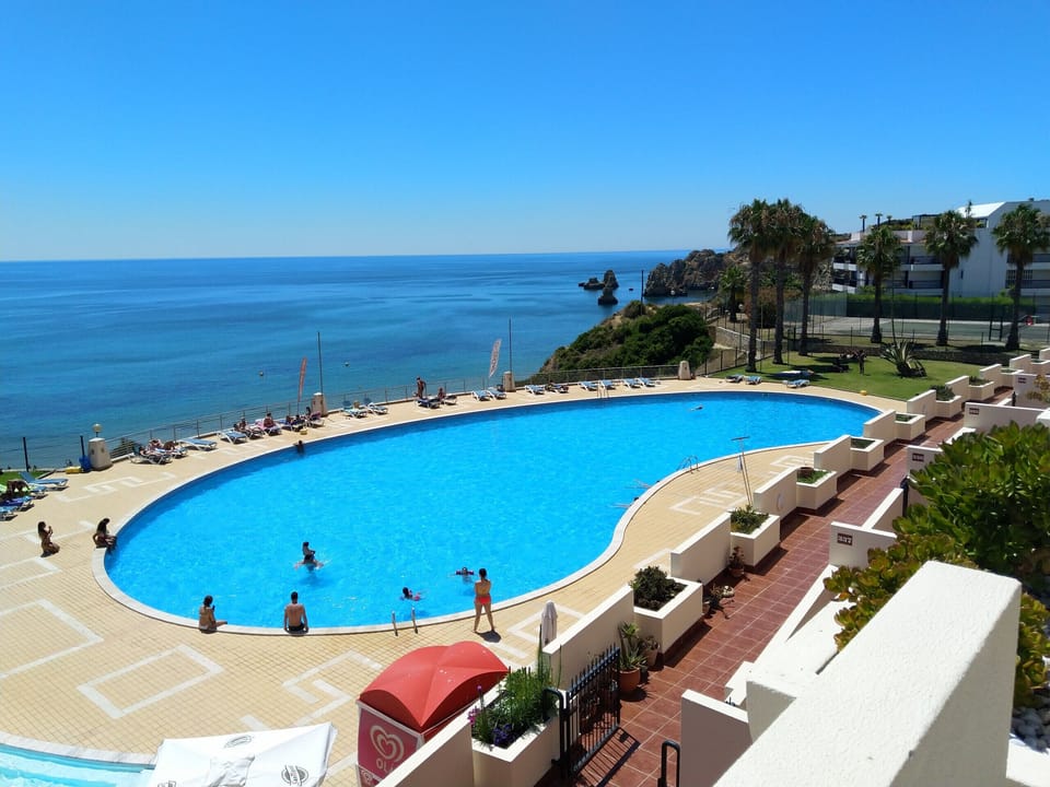 The huge communal pool of Iberlagos is located above Dona Ana beach. Here you can make yourself comfortable on sun loungers or the lawn and enjoy the sea view.