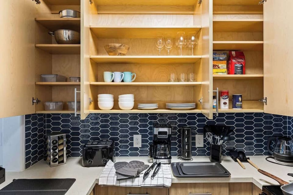 Fully equipped with espresso machine, microwave, and all essentials for an easy, comfortable stay.