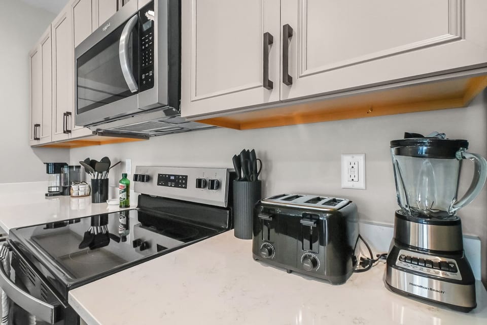 Fully equipped with coffee maker, air fryer, toaster, hot water kettle, blender
