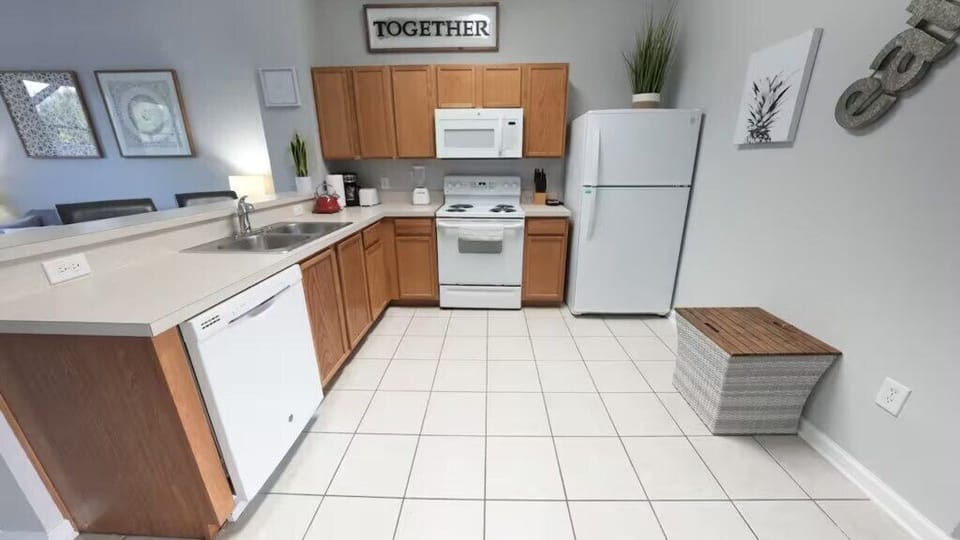 Kitchen, fully equipped.

