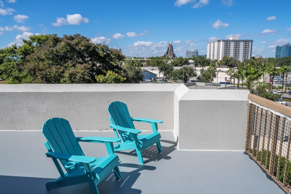 Take beautiful photos in this charming and relaxing Lakeview
