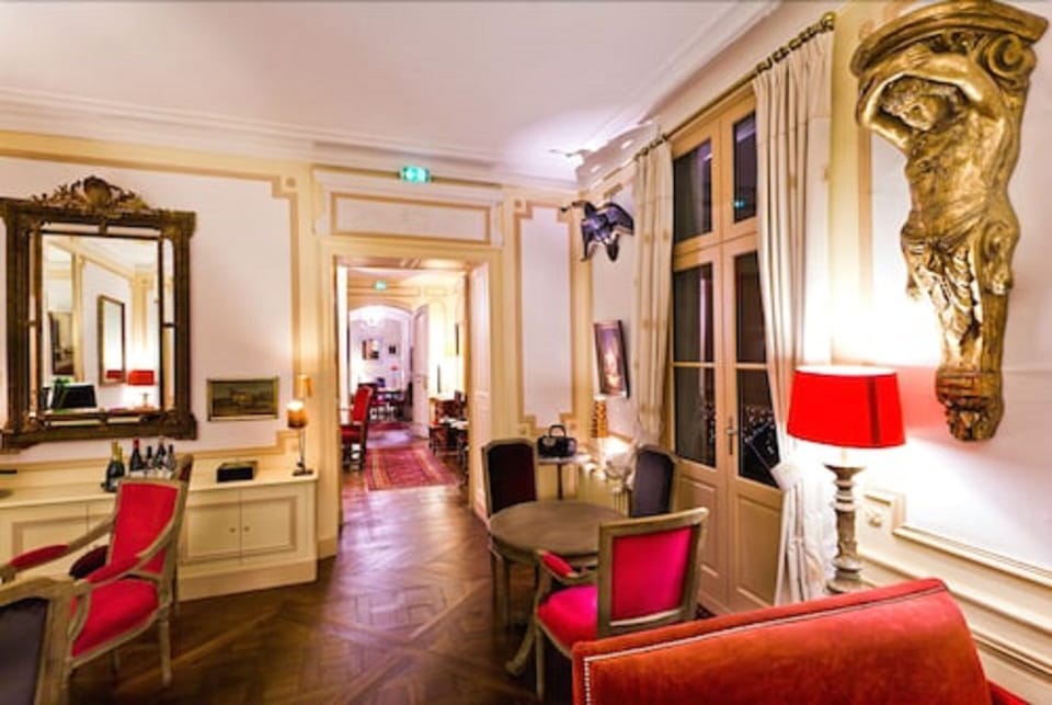 Lobby lounge