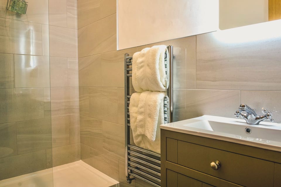 Signature Double Room, Ensuite, River View | Bathroom | Hair dryer, towels
